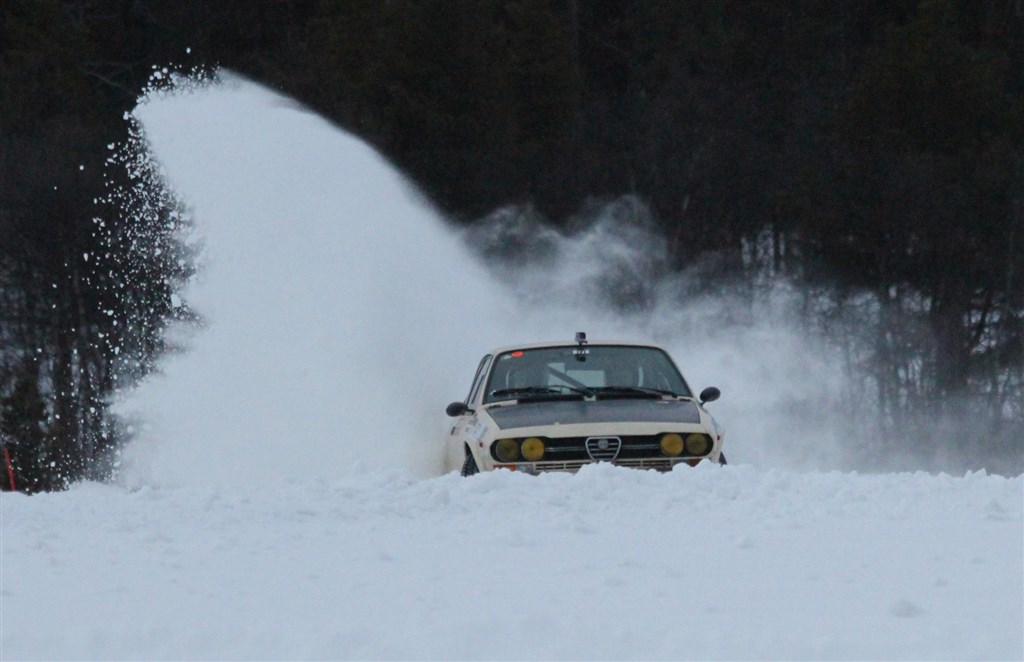Far og søn, Jens Gandrup og Kristian Flensbak, har smugtrænet i den ellers sparsomme sne med deres Alfa Romeo Alfetta GTV. Uden uheld undervejs vil de være et godt dansk bud på en fin placering i løbet.
(Foto: Michael Eisenberg)